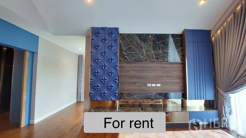 独立式住宅 出租 - 卧室内大理石电视墙与蓝色装饰面板，旁为整面窗帘。