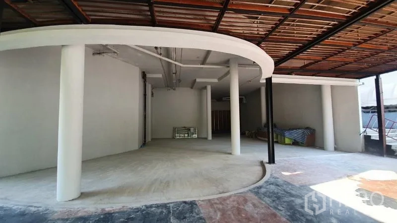 พื้นที่ขายปลีก ให้เช่าในKhlong Toei, Bangkok - ด้านหน้าทรงโค้งเชื่อมพื้นที่ภายในกับชานระเบียงคลุมหลังคาแบบระแนงไม้