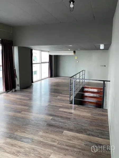 零售空间 出租在Huai Khwang, Bangkok - 宽敞的上层区域，木地板与开放式扶栏。