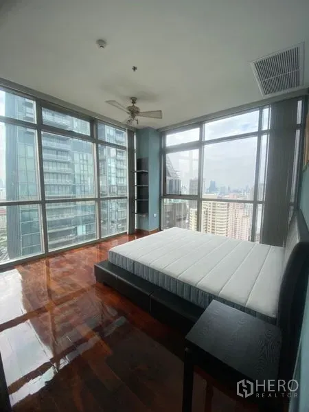 公寓 出租在Watthana, Bangkok - 转角卧室，两面落地窗，城市景观尽收眼底。