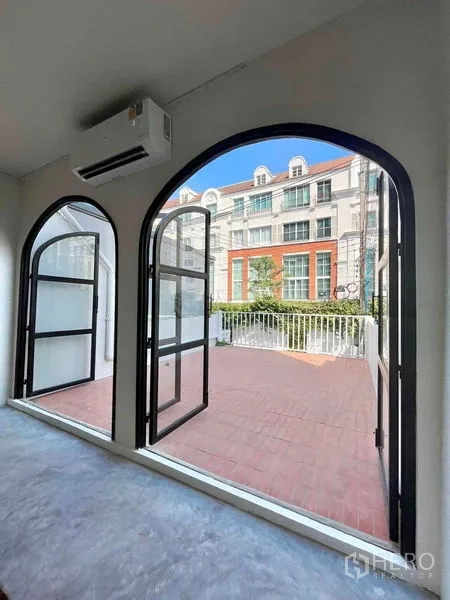 สำนักงานที่บ้าน ให้เช่าในKhlong Toei, Bangkok - หน้าต่างโค้งเปิดสู่เทอเรซกว้าง มองเห็นบรรยากาศย่านใกล้เคียง