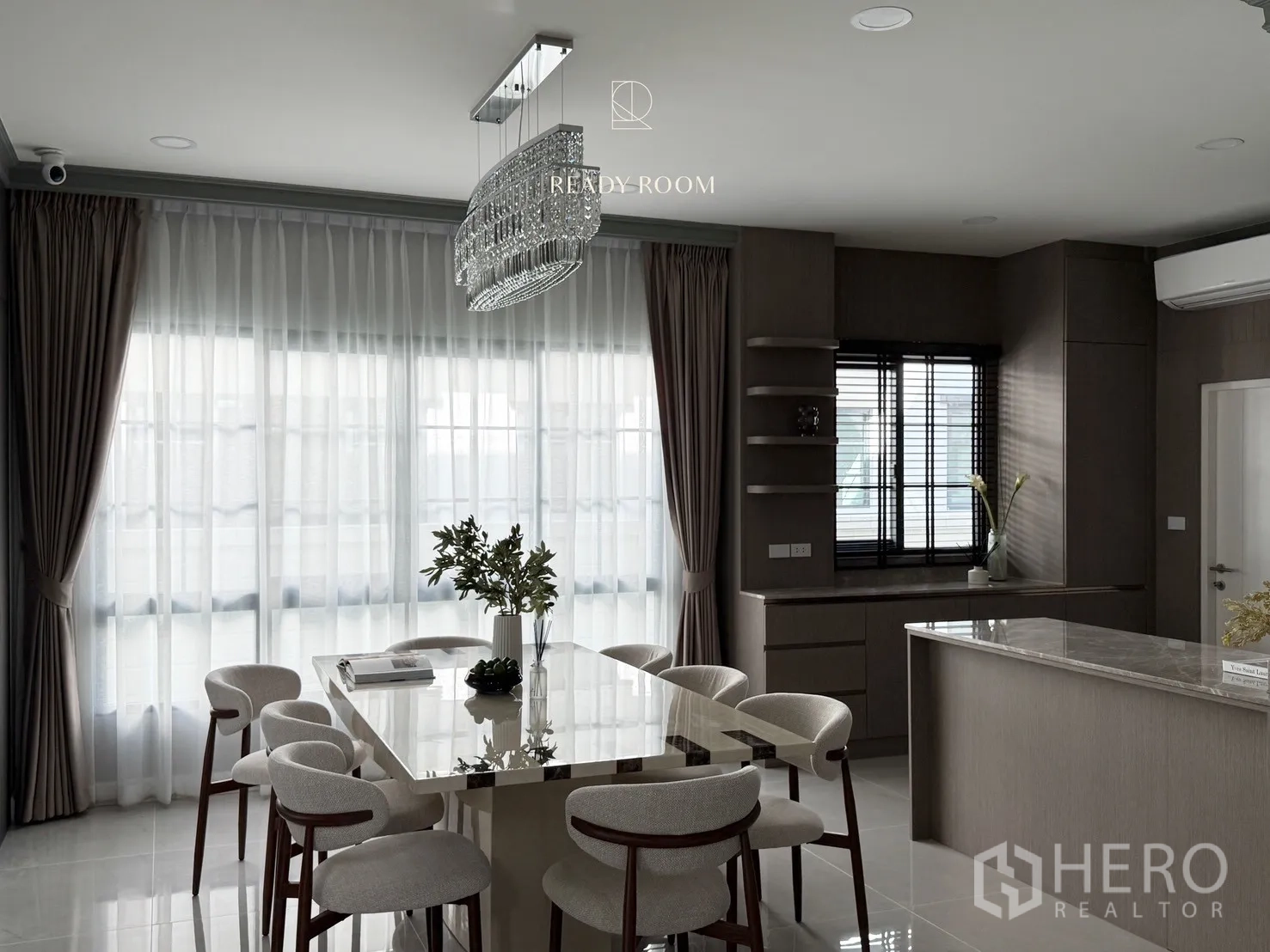 บ้าน ให้เช่าหรือขายในBang Phli, Samut Prakan - ห้องกินข้าวโปร่งสว่าง โคมระย้าคริสตัล โต๊ะหินอ่อนและเก้าอี้บุนวม ข้างครัวเปิดสไตล์โมเดิร์น