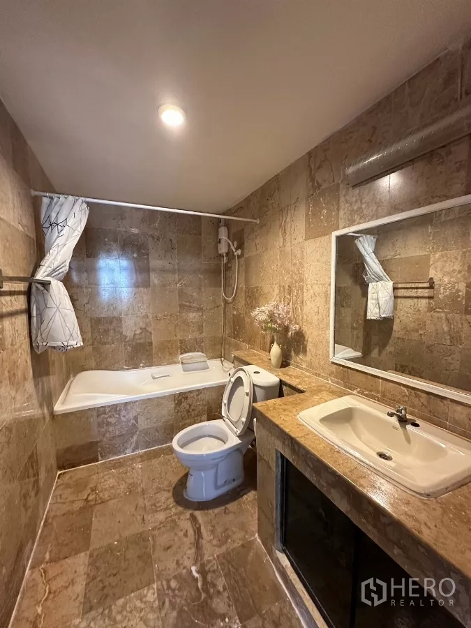 สำนักงานที่บ้าน ให้เช่าในSuan Luang, Bangkok - ห้องน้ำกรุหินอ่อนสีน้ำตาล มีอ่างอาบน้ำและเคาน์เตอร์กว้าง