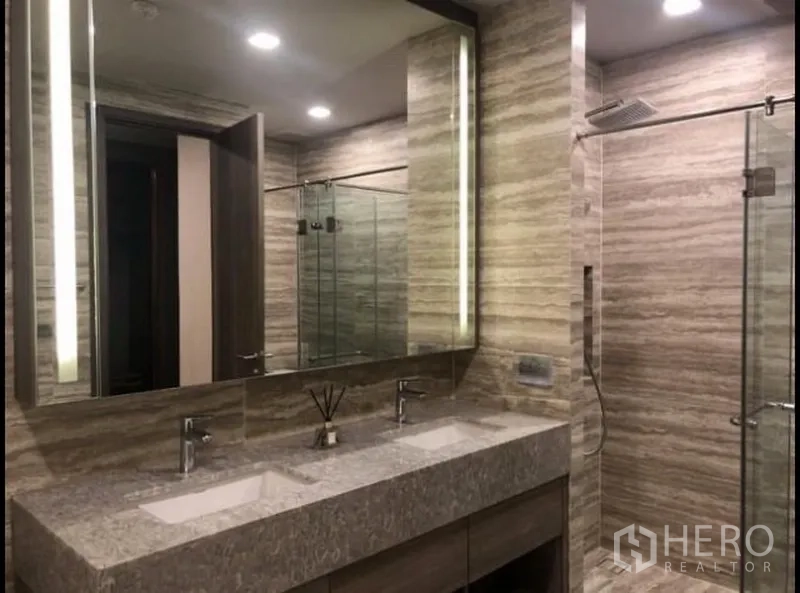 คอนโด ให้เช่าในWatthana, Bangkok - ห้องน้ำหรูพร้อมอ่างล้างหน้าแบบคู่ กระจกมีไฟ และฝักบัวเรนชาวเวอร์