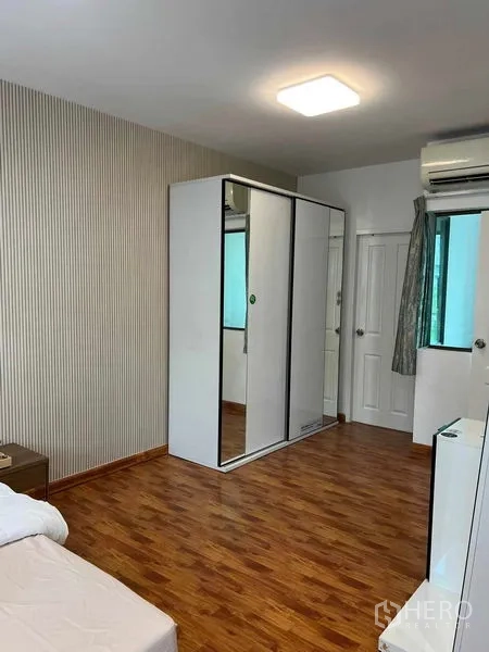 ทาวน์เฮาส์ ให้เช่าในPhra Khanong, Bangkok - ห้องนอนกว้าง พื้นไม้ ตู้เสื้อผ้าบานเลื่อน เครื่องปรับอากาศ และหน้าต่าง