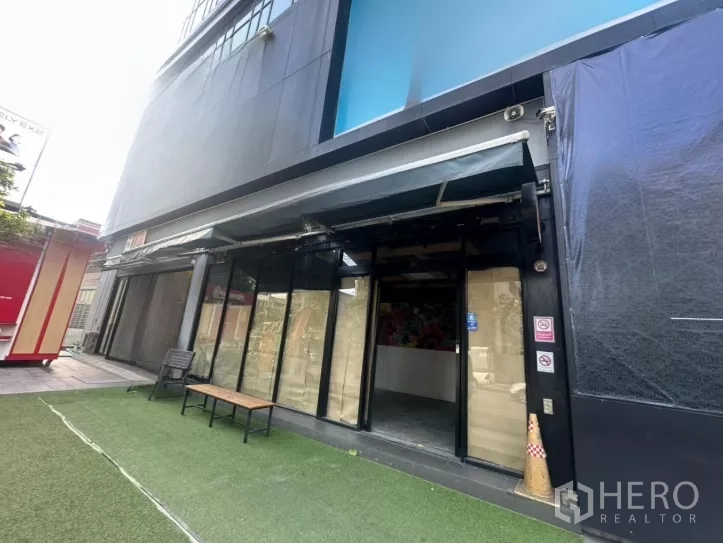 พื้นที่ขายปลีก ให้เช่า - หน้าร้านชั้นล่างกระจกบานกว้าง พร้อมกันสาดพับได้และพื้นหญ้าเทียมย่านทองหล่อ