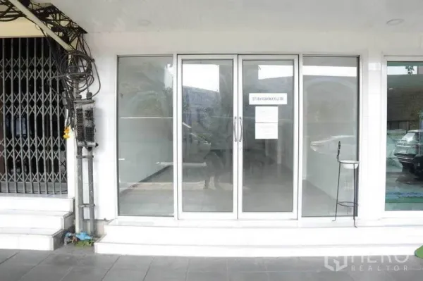 零售空间 出租在Watthana, Bangkok - 临街店面，宽幅推拉玻璃门与台阶入口。