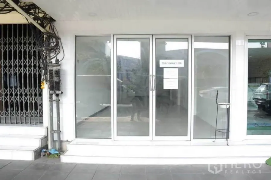 零售空间 出租在Watthana, Bangkok - 临街店面，宽幅推拉玻璃门与台阶入口。
