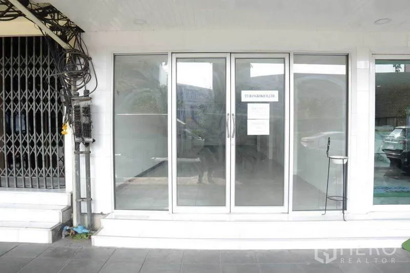 零售空间 出租在Watthana, Bangkok - 临街店面，宽幅推拉玻璃门与台阶入口。