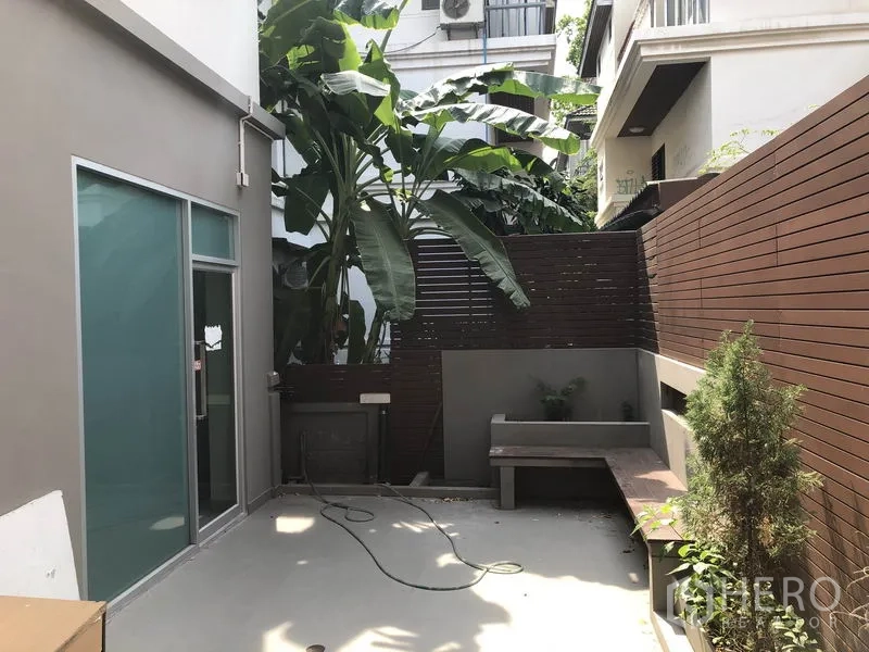 สำนักงานที่บ้าน ให้เช่าในWang Thonglang, Bangkok - ลานกลางบ้านส่วนตัว รั้วไม้ยาว มีม้านั่งและต้นไม้ทรอปิคอล