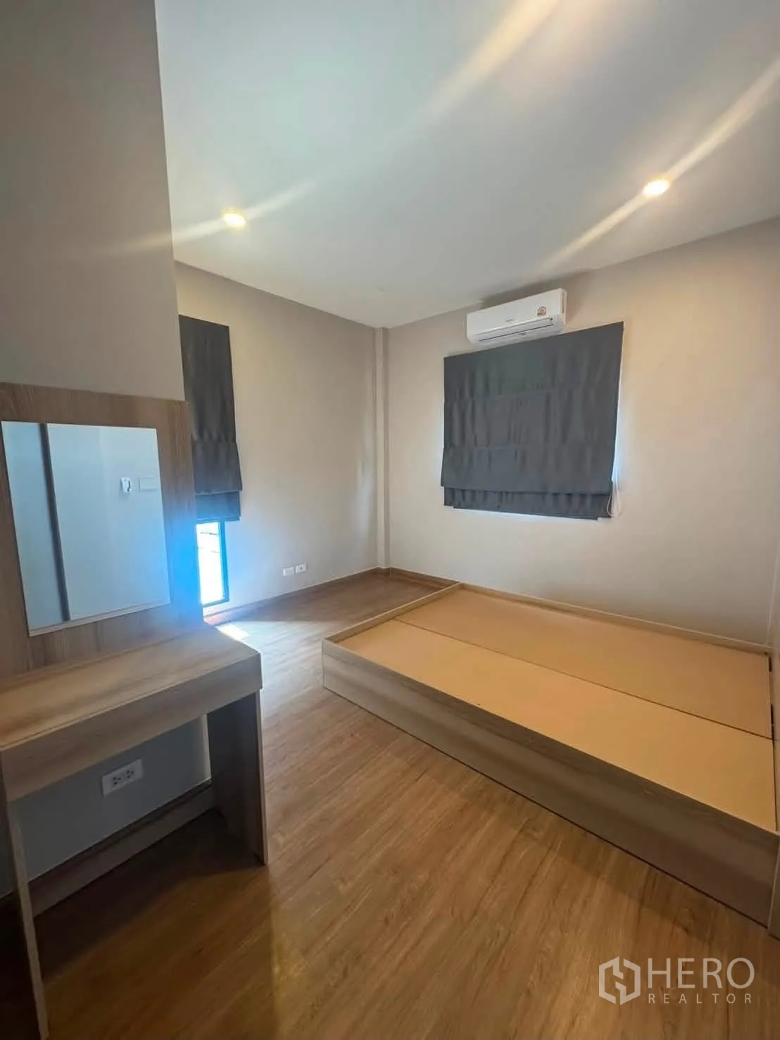 บ้านเดี่ยว for rent or sale in Prawet, Bangkok - ห้องนอนพร้อมฐานเตียง โต๊ะเครื่องแป้ง พื้นไม้ ม่านทึบ และแอร์