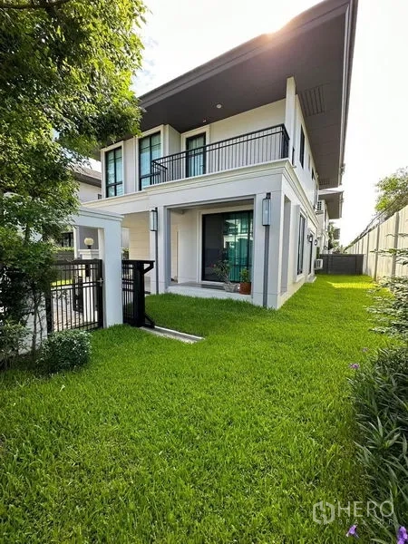 Detached House for sale in Prawet, Bangkok - Modern two-storey detached house with balcony and a lush front lawn in Prawet, Bangkok.