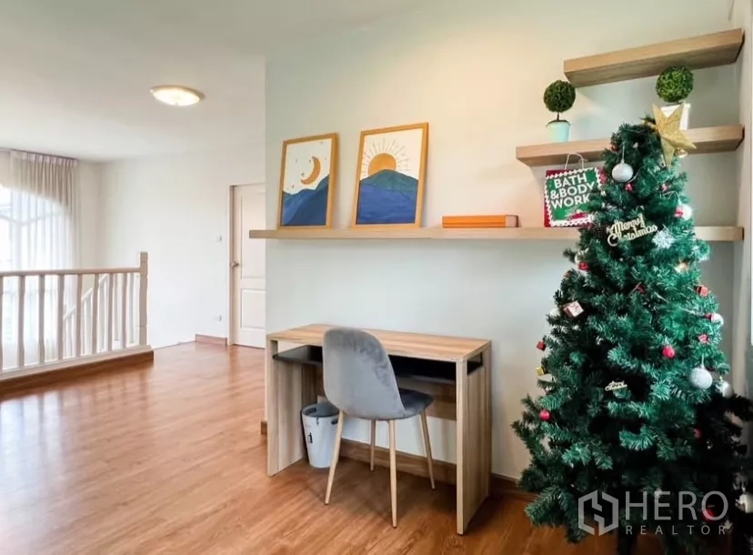 Detached House for rent or sale in Prawet, Bangkok - Upper landing with study desk, floating shelves and wood flooring.