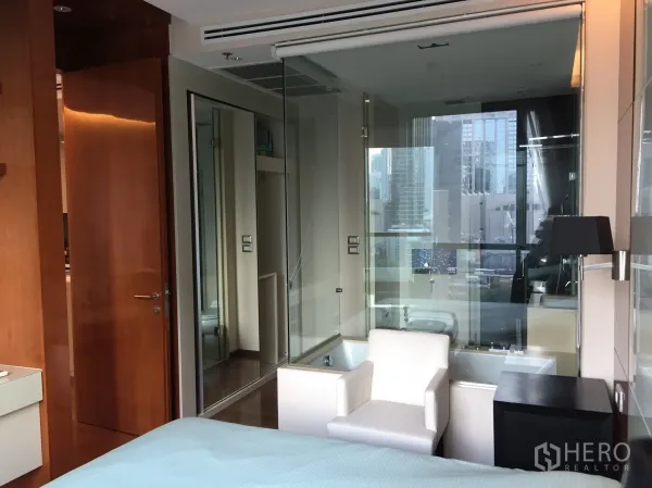 คอนโด ให้เช่าหรือขายในKhlong Toei, Bangkok - ห้องนอนพร้อมหน้าต่างสูงจรดเพดาน มองเห็นวิวเมือง และผนังกระจกเชื่อมห้องน้ำ