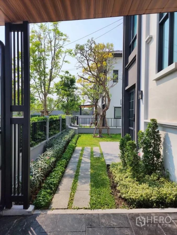 Detached House for rent in Bang Phli, Samut Prakan - Landscaped side garden with stepping-stone path, hedges and mature trees