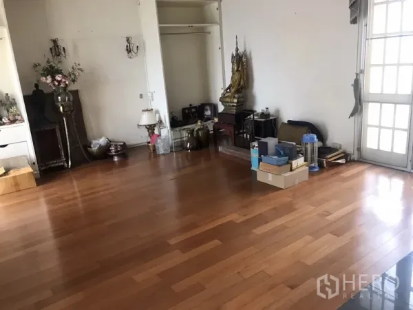 สำนักงานที่บ้าน ให้เช่าในKhlong Toei, Bangkok - ห้องอเนกประสงค์ขนาดใหญ่ พื้นไม้ ตู้บิลท์อิน เชื่อมต่อระเบียง