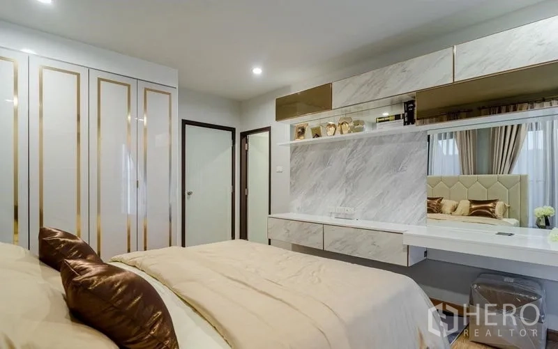 บ้าน ขายในLam Luk Ka, Pathum Thani - ผนังตรงข้ามห้องนอนหลัก พร้อมโต๊ะเครื่องแป้งและตู้เก็บของกระจกเงา