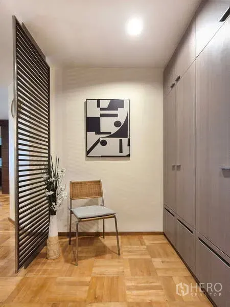 Condominium for rent in Yan Nawa, Bangkok - Entry hall with slatted divider, built-in wardrobes and modern art.
