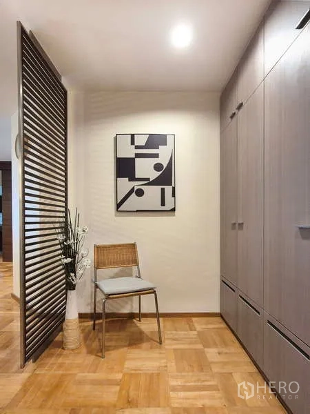 Condominium for rent in Yan Nawa, Bangkok - Entry hall with slatted divider, built-in wardrobes and modern art.