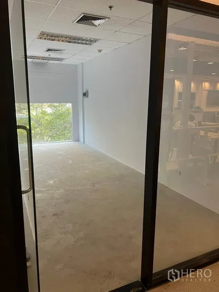พื้นที่ขายปลีก ให้เช่าในBang Rak, Bangkok - มุมมองผ่านประตูกระจกเข้าสู่พื้นที่ร้านค้าขนาดกะทัดรัด มีหน้าต่างรับแสงธรรมชาติและช่องลมแอร์บนเพดาน