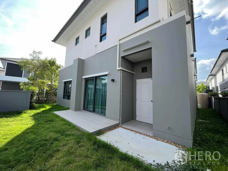 Detached House for rent in Don Mueang, Bangkok - Rear patio with sliding doors opening to a private lawn and service area.