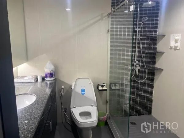 คอนโด ให้เช่าในKhlong Toei, Bangkok - ห้องน้ำพร้อมตู้ชาวเวอร์กระจก ฝักบัวเรนชาวเวอร์ ผนังกระเบื้องโมเสก และโถสุขภัณฑ์