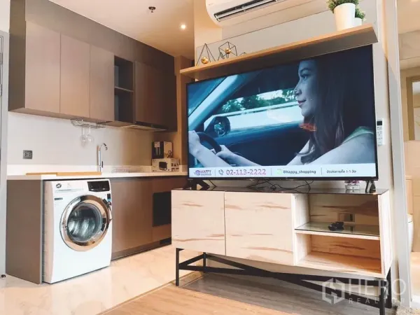 คอนโด ให้เช่าในWatthana, Bangkok - ครัวเปิดพร้อมตู้บิลท์อิน อ่างล้างจาน เครื่องซักผ้า และชั้นวางทีวีจอใหญ่