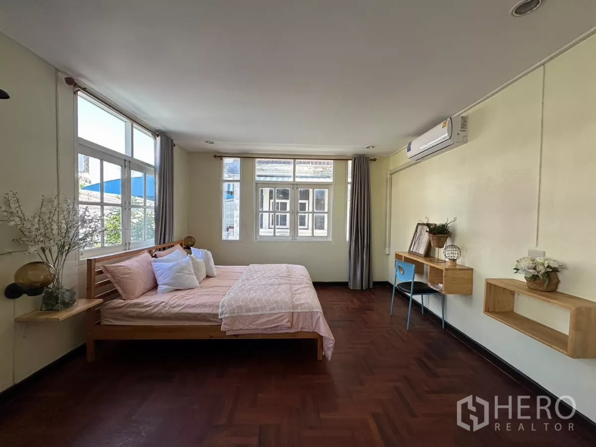 สำนักงานที่บ้าน ให้เช่าในSuan Luang, Bangkok - ห้องนอนมุมรับแสง หน้าต่างใหญ่ และชุดเครื่องนอนสีชมพู