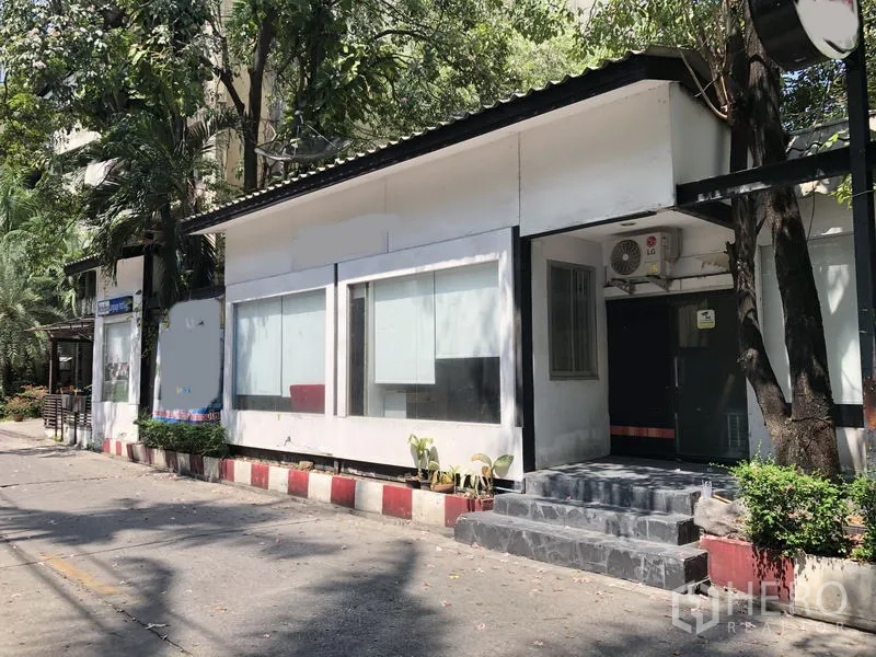 Retail Space for rent in Ratchathewi, Bangkok - Street-facing single-storey retail unit with large display windows, shaded trees and front steps in Bangkok.