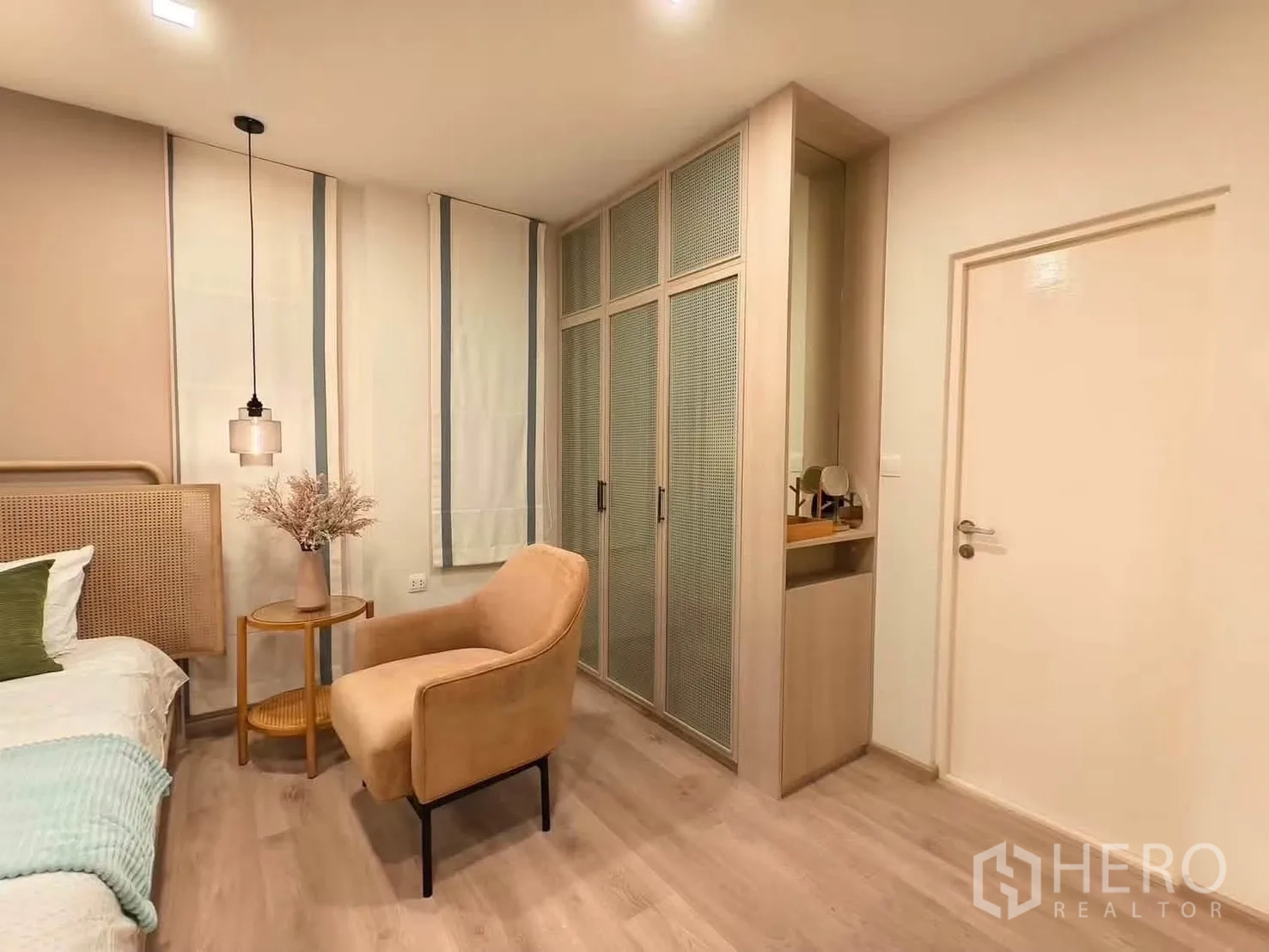 独栋房屋 for rent in Bang Phli, Samut Prakan - 主卧一角有单人沙发、床头几与衣柜。
