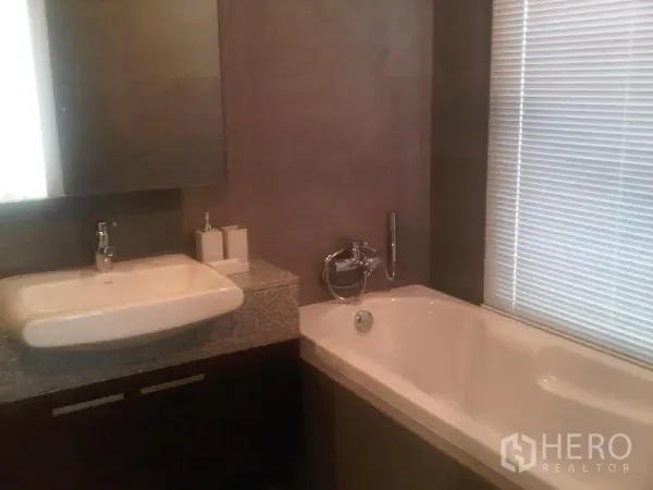 公寓 出售在Ratchathewi, Bangkok - 现代浴室，浴缸、洗手台与石质台面，配百叶窗。