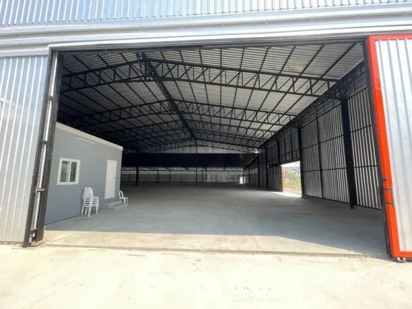 โรงงาน ให้เช่าในMueang Samut Sakhon, Samut Sakhon - ทางเข้าโรงงานหลัก เห็นออฟฟิศภายในและหลังคาสูงโปร่ง