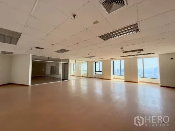 办公空间 出租在Chatuchak, Bangkok - 明亮办公区，玻璃隔断与全景窗户，可眺望曼谷天际线。