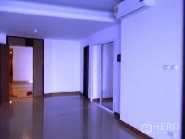 คอนโด ให้เช่าในBangkok - โถงและพื้นที่นั่งเล่นแบบเปิดพร้อมเครื่องปรับอากาศและตู้บานกระจกในคอนโดมิเนียมสมัยใหม่