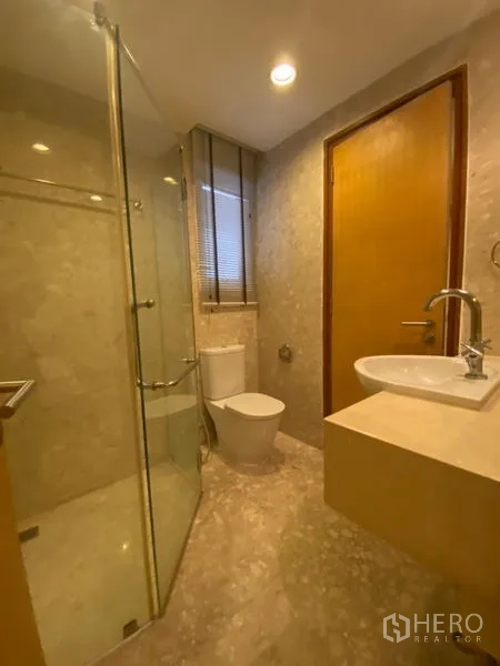 公寓 出租在Watthana, Bangkok - 覆盖式阳台带小型浸泡池，可望泳池平台与周边低层楼景。