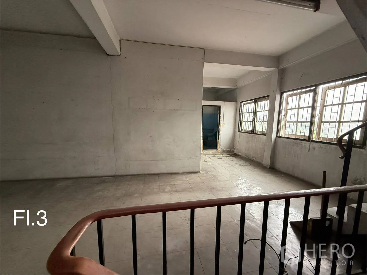 Shophouse for rent in Bang Na, Bangkok - Third-floor landing opening to a bright workspace with windows and an internal stair.