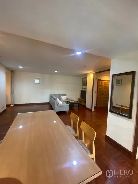 คอนโด ให้เช่าในPathum Wan, Bangkok - พื้นที่นั่งเล่นและรับประทานอาหารแบบเปิดโล่ง พื้นไม้ เชื่อมต่อไปยังประตูทางเข้า