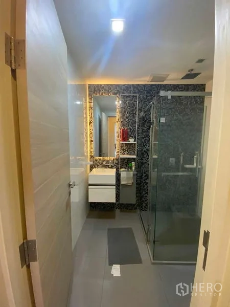 คอนโด ให้เช่าหรือขายในBang Rak, Bangkok - ห้องน้ำสไตล์โมเดิร์น ผนังกระเบื้องโมเสก กระจกกั้นอาบน้ำและไฟหลังกระจก