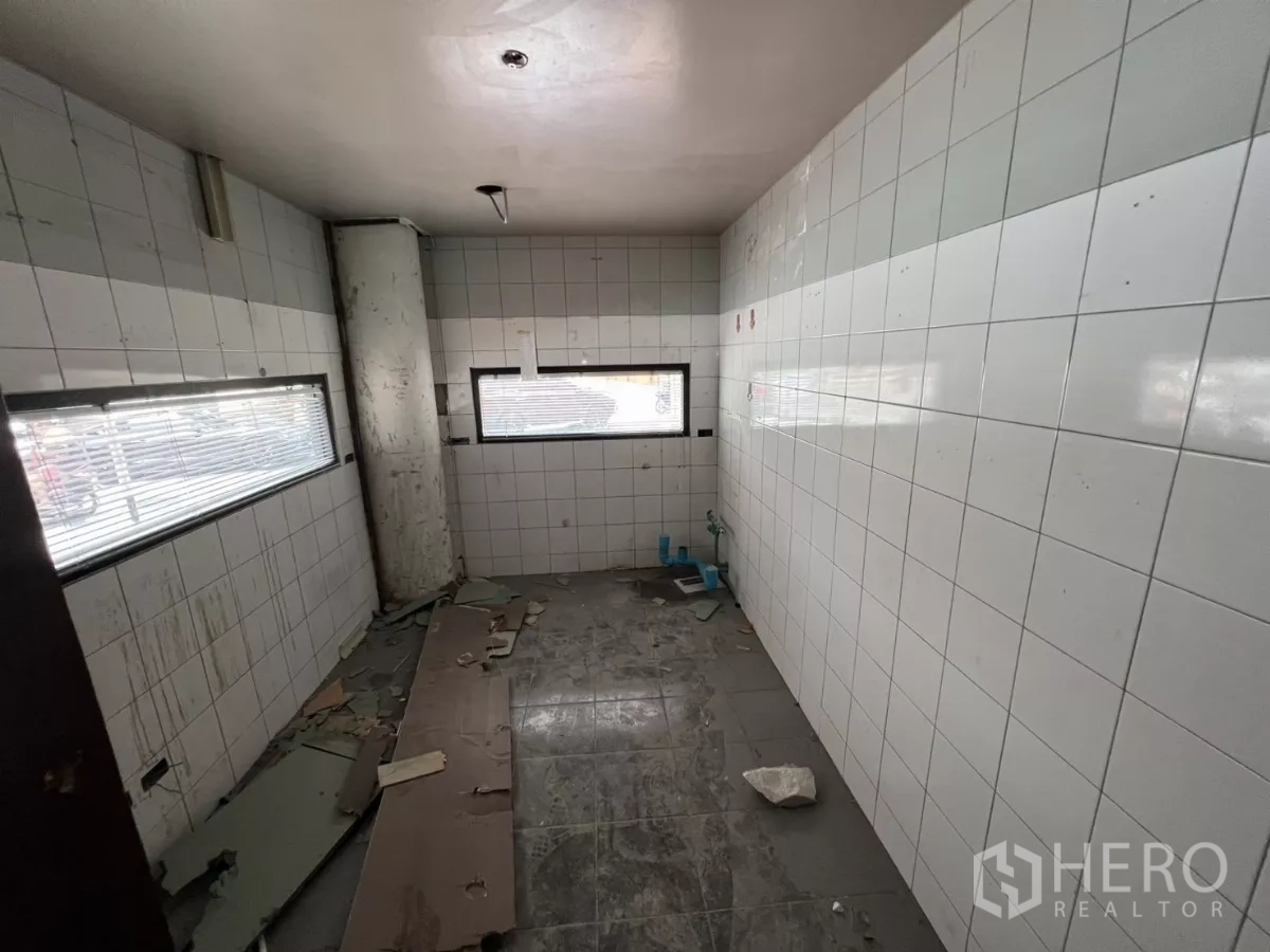 พื้นที่ขายปลีก ให้เช่าในKhlong Toei, Bangkok - ห้องหลังบ้านผนังกระเบื้อง เหมาะทำครัวเตรียมอาหาร