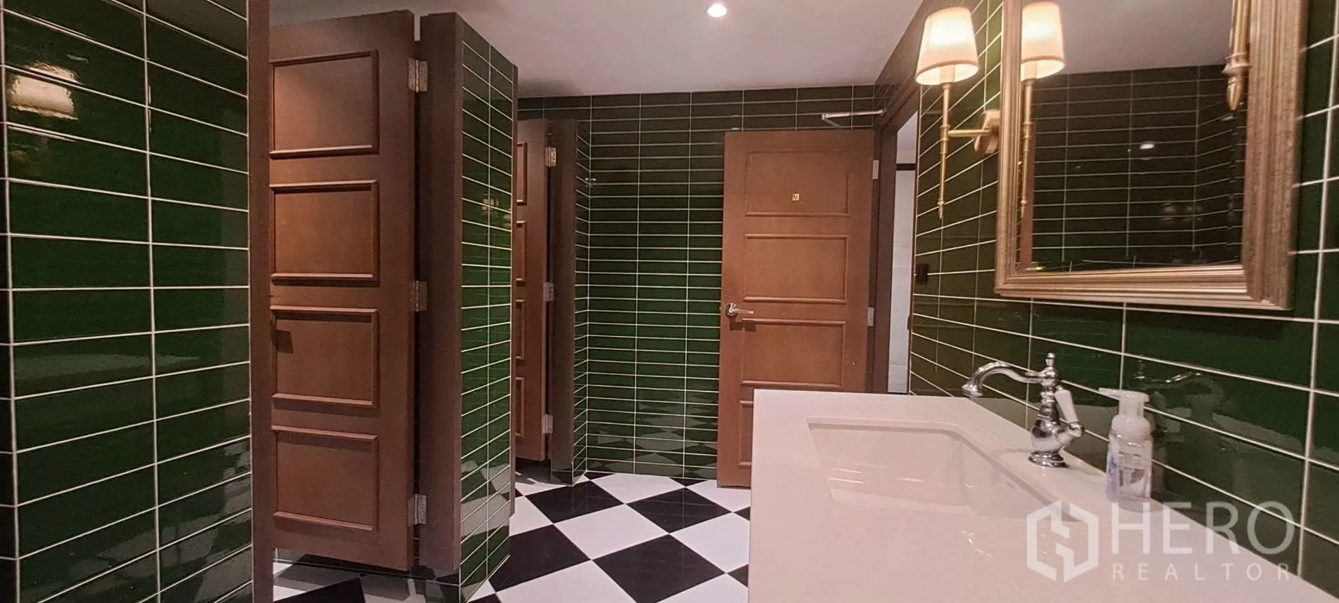 家庭办公室 for rent in Lat Phrao, Bangkok - 深绿色瓷砖卫生间，设台盆与镜子。