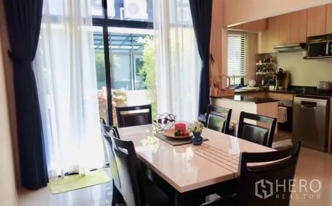 ทาวน์เฮาส์ ให้เช่าหรือขายในSuan Luang, Bangkok - โต๊ะทานข้าวติดประตูบานเลื่อนออกลาน เชื่อมครัว