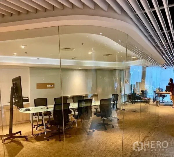 สำนักงาน ให้เช่าในWatthana, Bangkok - ห้องประชุมผนังกระจกโค้ง โต๊ะยาว เก้าอี้ทำงาน พื้นไม้ และฝ้าเพดานระแนงในสำนักงานสมัยใหม่