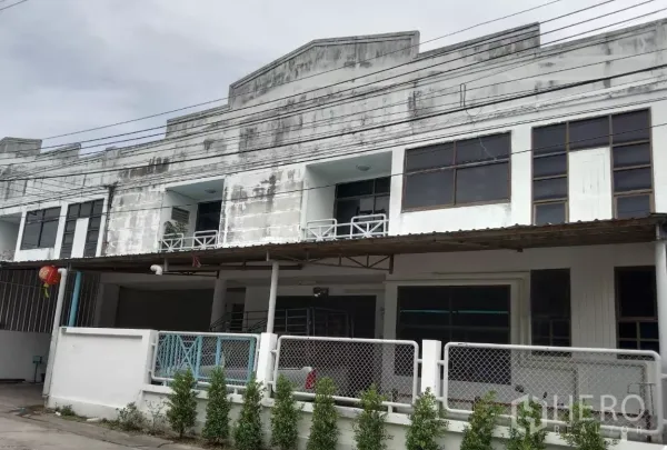 工厂 出租在Lat Lum Kaeo, Pathum Thani - 两层工业厂房外立面，带阳台、大窗、雨棚与栅栏门，位于巴吞他尼的安保工业园区。