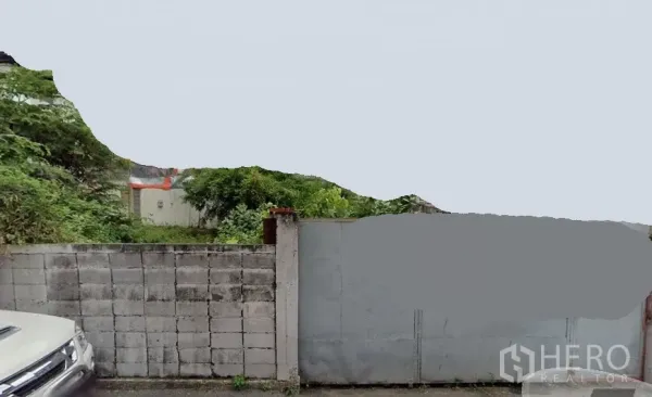 ที่ดิน ให้เช่าในHuai Khwang, Bangkok - ที่ดินว่างมีรั้วคอนกรีตและประตูเหล็ก มีต้นไม้หนาแน่น อยู่ในย่านห้วยขวาง กรุงเทพฯ