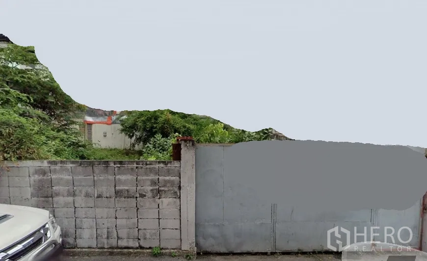 ที่ดิน ให้เช่าในHuai Khwang, Bangkok - ที่ดินว่างมีรั้วคอนกรีตและประตูเหล็ก มีต้นไม้หนาแน่น อยู่ในย่านห้วยขวาง กรุงเทพฯ