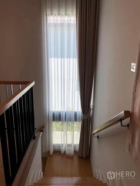 บ้าน ขายในBang Sao Thong, Samut Prakan - บันไดบ้านพร้อมหน้าต่างสูงรับแสงธรรมชาติและผ้าม่าน