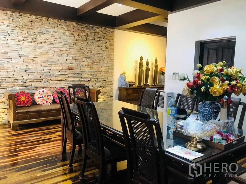 ทาวน์เฮาส์ ให้เช่าในYan Nawa, Bangkok - โซนรับประทานอาหาร เพดานคานไม้ ผนังหิน และม้านั่งไม้