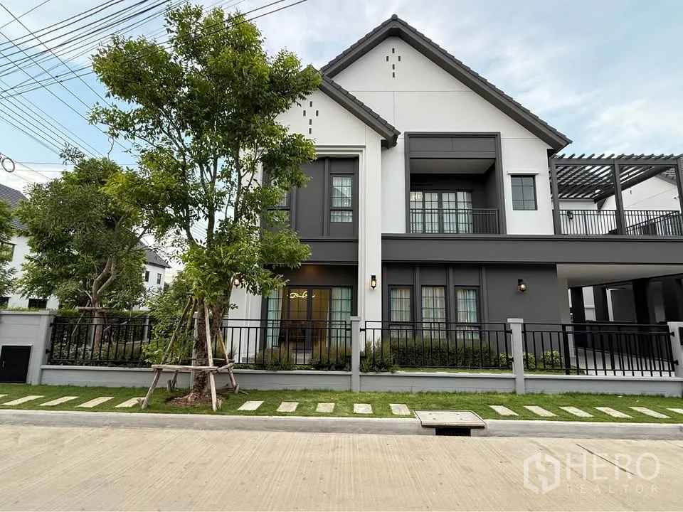 Detached House for rent in Bang Phli, Samut Prakan - Contemporary two-storey detached house facade with balconies and pergola.