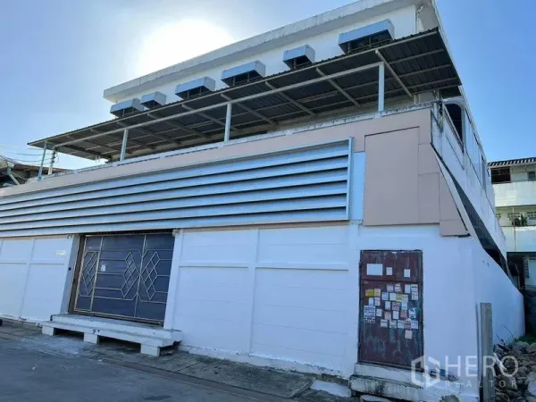 คลังสินค้า ให้เช่าในBang Khun Thian, Bangkok - ด้านนอกอาคารแสดงแผงระบายอากาศลูฟเวอร์และระเบียงหลังคาคลุม