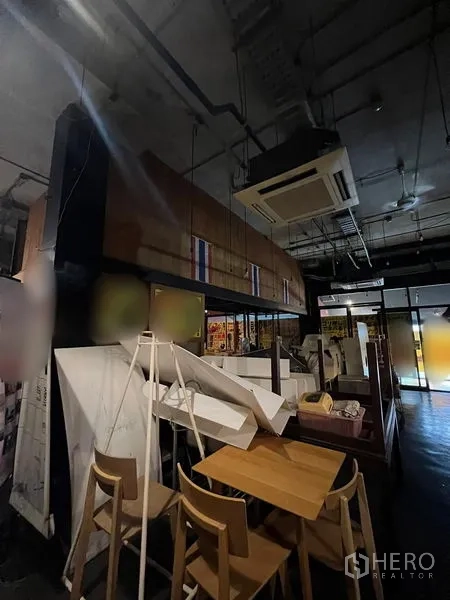 พื้นที่ขายปลีก ให้เช่าในWatthana, Bangkok - โถงรับประทานอาหาร เพดานสูง แอร์แขวนคาสเซ็ต และเฟอร์นิเจอร์ไม้